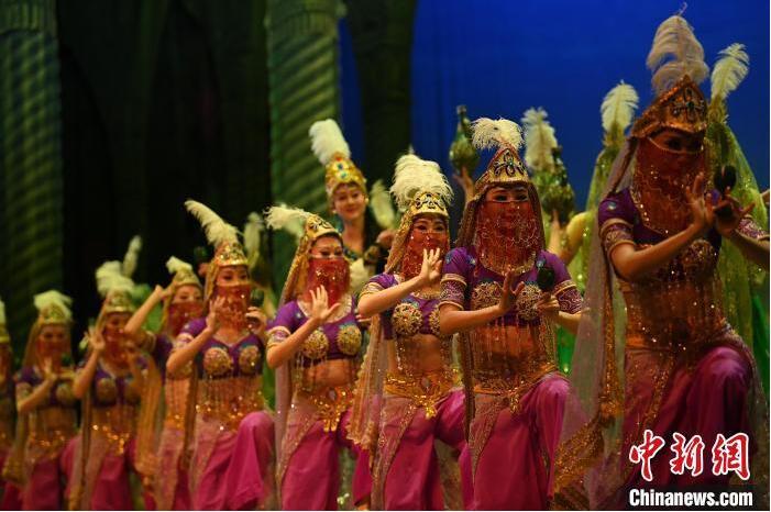 7月18日晚，中國經(jīng)典舞劇《絲路花雨》在甘肅蘭州黃河劇院進(jìn)行演出。中國經(jīng)典舞劇《絲路花雨》迎來45周年，7月17日-8月4日在蘭州開啟為期多天的駐場演出。該舞劇取材于敦煌莫高窟壁畫，集中國霓裳羽衣舞、敦煌舞、印度舞、黑巾舞、波斯馬鈴舞等于一身，自1979年演出至今，該劇先后在40多個國家和地區(qū)演出近4000場，觀眾550多萬人次。中新社記者 李亞龍 攝</p>
<p>