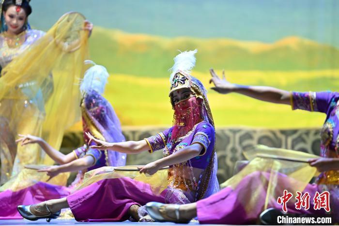 7月18日晚，中國經(jīng)典舞劇《絲路花雨》在甘肅蘭州黃河劇院進(jìn)行演出。中國經(jīng)典舞劇《絲路花雨》迎來45周年，7月17日-8月4日在蘭州開啟為期多天的駐場演出。該舞劇取材于敦煌莫高窟壁畫，集中國霓裳羽衣舞、敦煌舞、印度舞、黑巾舞、波斯馬鈴舞等于一身，自1979年演出至今，該劇先后在40多個國家和地區(qū)演出近4000場，觀眾550多萬人次。中新社記者 李亞龍 攝</p>
<p>