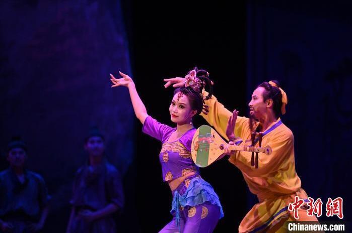 7月18日晚，中國經(jīng)典舞劇《絲路花雨》在甘肅蘭州黃河劇院進(jìn)行演出。中國經(jīng)典舞劇《絲路花雨》迎來45周年，7月17日-8月4日在蘭州開啟為期多天的駐場演出。該舞劇取材于敦煌莫高窟壁畫，集中國霓裳羽衣舞、敦煌舞、印度舞、黑巾舞、波斯馬鈴舞等于一身，自1979年演出至今，該劇先后在40多個國家和地區(qū)演出近4000場，觀眾550多萬人次。中新社記者 李亞龍 攝</p>
<p>