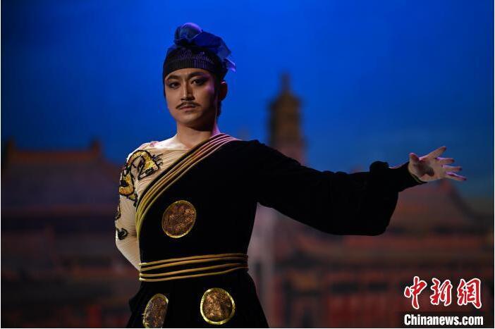 7月18日晚，中國經(jīng)典舞劇《絲路花雨》在甘肅蘭州黃河劇院進(jìn)行演出。中國經(jīng)典舞劇《絲路花雨》迎來45周年，7月17日-8月4日在蘭州開啟為期多天的駐場演出。該舞劇取材于敦煌莫高窟壁畫，集中國霓裳羽衣舞、敦煌舞、印度舞、黑巾舞、波斯馬鈴舞等于一身，自1979年演出至今，該劇先后在40多個國家和地區(qū)演出近4000場，觀眾550多萬人次。中新社記者 李亞龍 攝