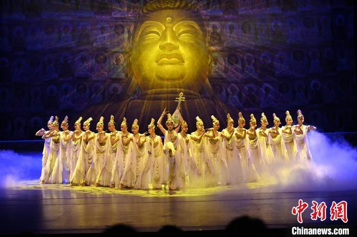 7月18日晚，中國經(jīng)典舞劇《絲路花雨》在甘肅蘭州黃河劇院演出。李亞龍 攝