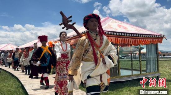 2024年6月，甘肅甘南藏族自治州上演藏服時(shí)裝秀。(資料圖)高瑩 攝