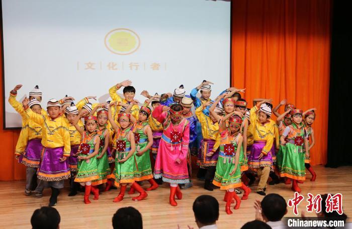 圖為蘭州大學文化行者團隊走進民族社區(qū)，開展系列活動。(資料圖)蘭州大學供圖