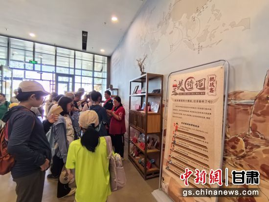 近日，玉門關(guān)遺址景區(qū)開啟了一場精彩紛呈的玉關(guān)詩詞挑戰(zhàn)賽，吸引眾多游人參與其中。玉門關(guān)遺址景區(qū)供圖