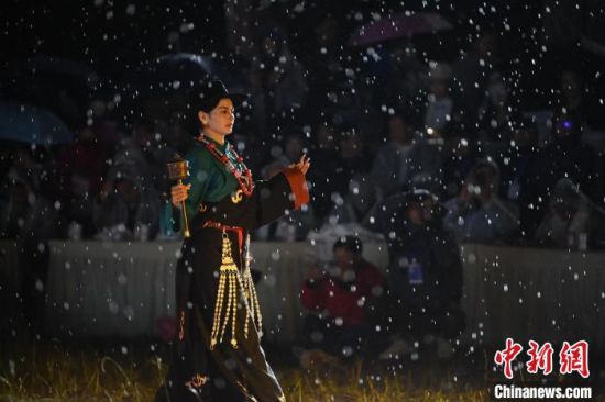 圖為2024年8月6日晚大賽現(xiàn)場模特進行比賽。李亞龍 攝