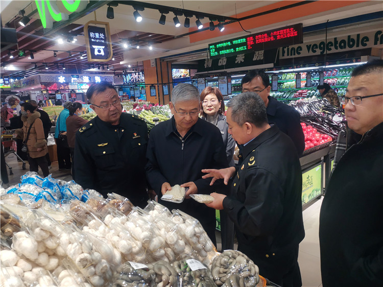 圖為市委常委、市紀(jì)委書記、市監(jiān)委主任張學(xué)勇調(diào)研食品安全責(zé)任包保企業(yè)西部天地商貿(mào)有限責(zé)任公司.jpg