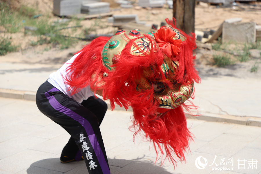 柴宗峰在桃林村展示蘭州北獅風(fēng)采。人民網(wǎng)記者 焦隆攝