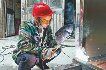 一次技能培訓(xùn)，讓脫貧戶(hù)老黎增收有底（關(guān)心困難群眾生產(chǎn)生活）