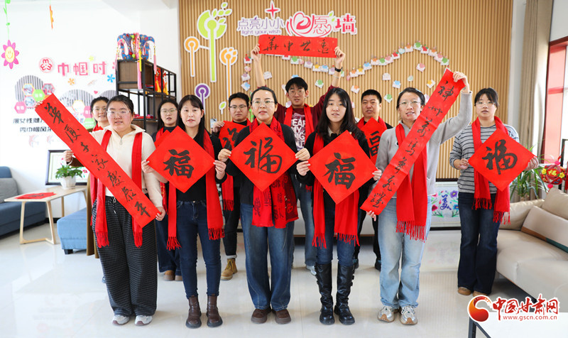 揮毫寫春聯(lián) 福氣到社區(qū)